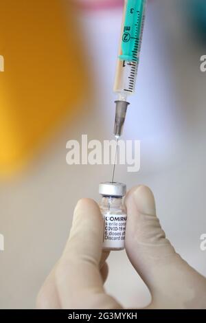 '21.04.2021, Berlino, Germania - il vaccino da BioNTech/Pfizer viene aspirato in una siringa. 00S210421D916CAROEX.JPG [RELEASE MODELLO: NO, RELEASE PROPRIETÀ: N Foto Stock