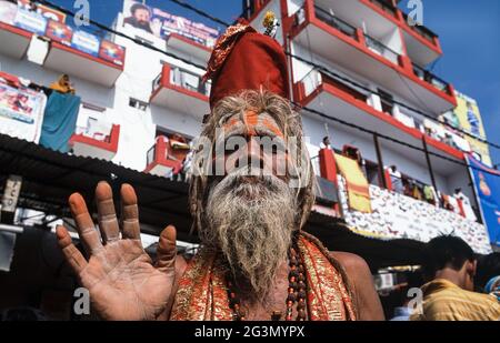 '13.04.2014, Haridwar, Uttarakhand, India - un vecchio santo rurale (Sadhu) con turbante e vestito tradizionale pone per una foto al religioso indù Foto Stock