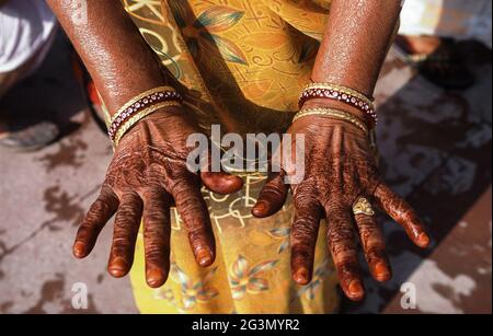 '13.04.2014, Haridwar, Uttarakhand, India - pittura tradizionale di hennè sulle mani di una donna durante il festival religioso indù di Purna Kumbh Mela. 0SL Foto Stock