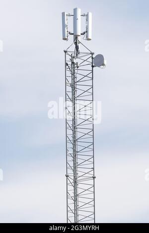 Torre di telecomunicazioni di cellulari 4G e 5G. Stazione base Cell Site. Trasmettitore antenna di comunicazione wireless. Torre per telecomunicazioni con Foto Stock