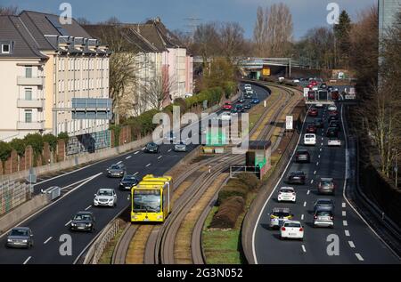 '11.03.2021, Essen, Renania Settentrionale-Vestfalia, Germania - Auto e un autobus pubblico guidano sull'autostrada A40 attraverso il centro della città di Essen. 00X210311D113C Foto Stock