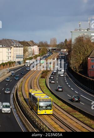 '11.03.2021, Essen, Renania Settentrionale-Vestfalia, Germania - le auto e un autobus guidano sull'autostrada A40 attraverso il centro della città di Essen. 00X210311D111CAROEX. Foto Stock