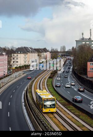 '11.03.2021, Essen, Renania Settentrionale-Vestfalia, Germania - le automobili e un passaggio di autobus attraverso il centro della città di Essen sull'autostrada A40. 00X210311D108CAROEX.JP Foto Stock