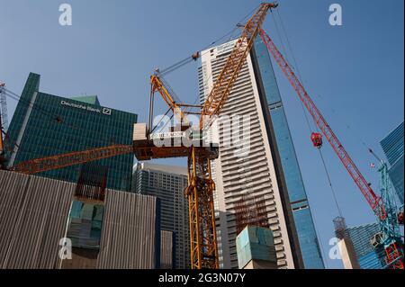 '25.05.2021, Singapore, , Singapore - costruzione si trova in un cantiere nel centro finanziario e commerciale, nella foto una filiale dei Deuts Foto Stock