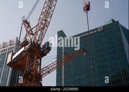 '25.05.2021, Singapore, Singapore - gru da costruzione in un cantiere nel centro finanziario e commerciale, nella foto filiale Deutsche Bank. Foto Stock