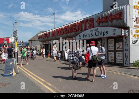 Dymchurch, 2 giugno 2021. Le famiglie in vacanza durante la scuola di mezza durata godendo la giornata con il tempo soleggiato al mare. Kent, Marsh Romney, Eng Foto Stock