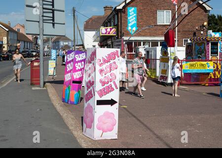 Dymchurch, 2 giugno 2021. Le famiglie in vacanza durante la scuola di mezza durata godendo la giornata con il tempo soleggiato al mare. Kent, Marsh Romney, Eng Foto Stock