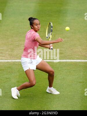 Il canadese Leylah Fernandez in azione contro il tunisino Ons Jabeur durante il quarto giorno del Viking Classic all'Edgbaston Priory Club di Birmingham. Data immagine: Giovedì 17 giugno 2021. Foto Stock