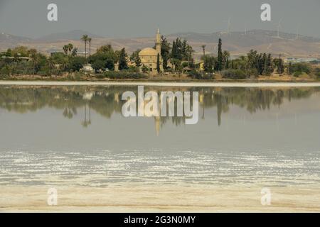 Hala Sultan Tekke mosquee sul lago salato di Larnaca a Cipro Foto Stock