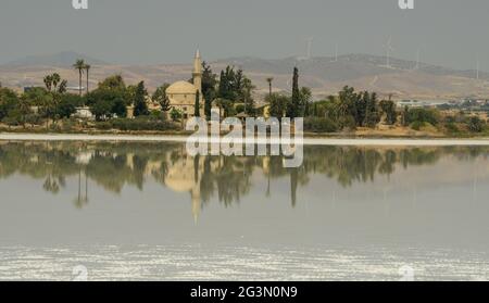 Hala Sultan Tekke mosquee sul lago salato di Larnaca a Cipro Foto Stock