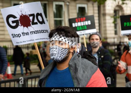 Un uomo che indossa una maschera alla protesta della Palestina libera, Londra, 22.5.2021 Foto Stock