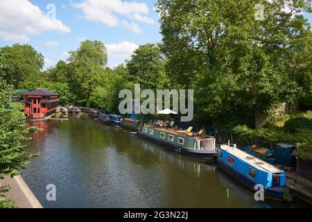 The Regent's Canal al limitare del Regent's Park, Londra UK, in estate Foto Stock