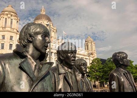 La statua dei Beatles al Pier Head di Liverpool Foto Stock