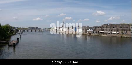 Skyline di Maastricht con la chiesa di Sint-Martinus nel distretto di Wyck, il ponte medievale di San Servatio sul fiume Mosa e le case Foto Stock