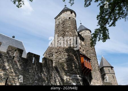 La storica porta della città Helpoort (porta dell'inferno) al centro della città con parti delle mura della città vecchia a Maastricht, la più antica porta della città sopravvissuta nel Neth Foto Stock