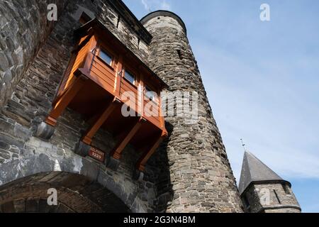 La storica porta della città Helpoort (porta dell'inferno) al centro della città con parti delle mura della città vecchia a Maastricht, la più antica porta della città sopravvissuta nel Neth Foto Stock