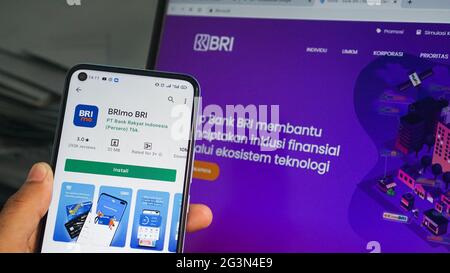 Dumai, indonesia - Giugno 17,2021: La mano dell'uomo che tiene un telefono android apre il playstore di BRI Mobile applicazione: Pekanbaru, Indonesia - Ju Foto Stock
