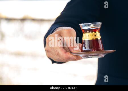 Tè turco servito in vetro tradizionale Foto Stock