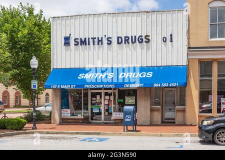 SPARTANBURG, SC, USA-13 GIUGNO 2021: Smith's Drugs, una farmacia locale sull'immagine orizzontale di Main St. Foto Stock