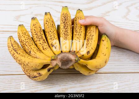 Mazzo di banane gialle fleckled Foto Stock