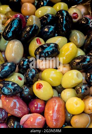 Olive preparate in stile turco nel mercato Foto Stock