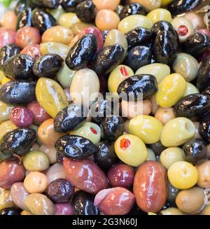 Olive preparate in stile turco nel mercato Foto Stock