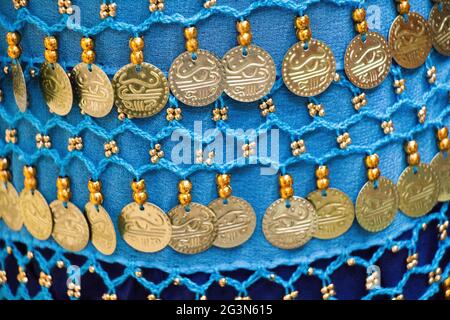 Le monete d'oro finte sono sui bordi della sciarpa Foto stock - Alamy