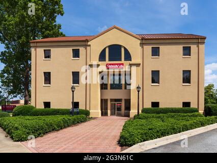 SPARTANBURG, SC, USA-13 GIUGNO 2021: Edificio della Synovus Financial Corp. Facciata con entrata principale. Immagine orizzontale. Foto Stock