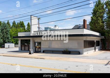 SPARTANBURG, SC, USA-13 GIUGNO 2021: Il Kennedy è un ristorante 'American fare' nel centro città. Edificio e segno. Immagine orizzontale. Foto Stock