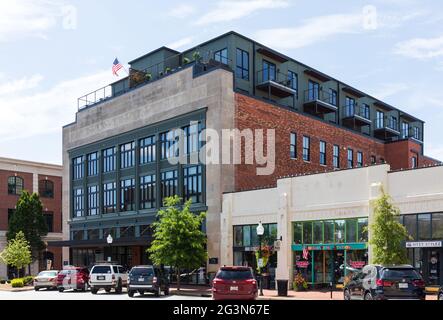 SPARTANBURG, SC, USA-13 GIUGNO 2021: Lo storico edificio di Aug Smith, con patio sul tetto. Immagine orizzontale. Foto Stock