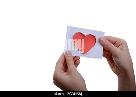 Carta a forma di cuore rosso in mano Foto Stock