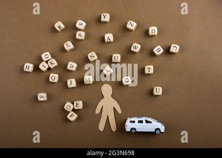 Cubetti di lettere di legno e figurine dell'uomo Foto Stock