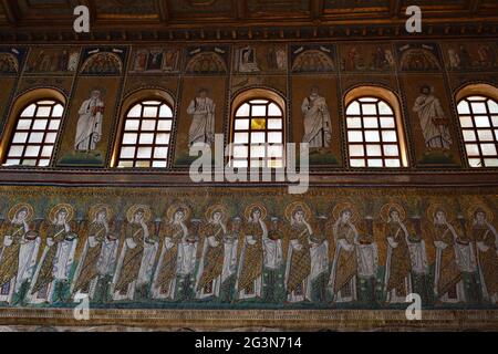 Ravenna. Basilica di Sant'Apollinare nuovo. I mosaici della parete laterale sinistra. Foto Stock