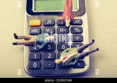 Uomo figurine su dispositivo calcolatrice con una tastiera Foto Stock