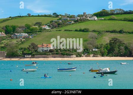 Devon estate Regno Unito, vista attraverso l'estuario di Salcombe verso il villaggio di East Portlemouth, South Hams, Devon, Inghilterra, Regno Unito Foto Stock