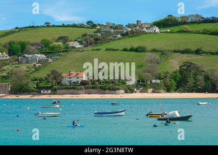 Devon Summer UK, vista dall'estuario del Salcombe verso la proprietà situata nel villaggio di East Portlemouth, South Hams, Devon, Inghilterra, Regno Unito Foto Stock