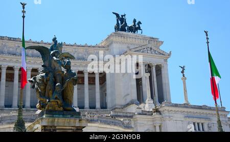 Il Monumento Nazionale di Vittorio Emanuele II o Vittoriano, chiamato altare della Patria, è un monumento nazionale italiano situato a Roma, in VeneziaSq. Foto Stock