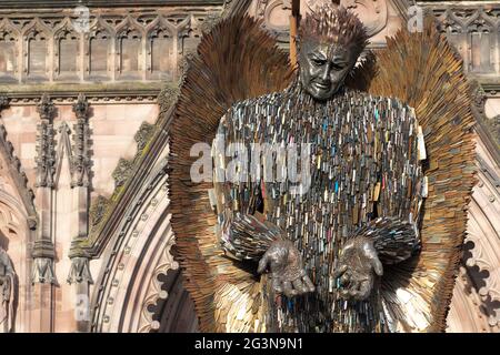 La statua dell'Angelo dei coltelli fuori dalla cattedrale di Hereford - la statua alta 3.5 metri realizzata da 100,000 coltelli confiscati dallo scultore Alfie Bradley. Foto Stock