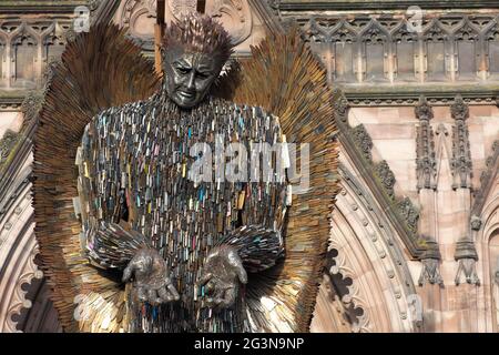 La statua dell'Angelo dei coltelli fuori dalla cattedrale di Hereford - la statua alta 3.5 metri realizzata da 100,000 coltelli confiscati dallo scultore Alfie Bradley. Foto Stock