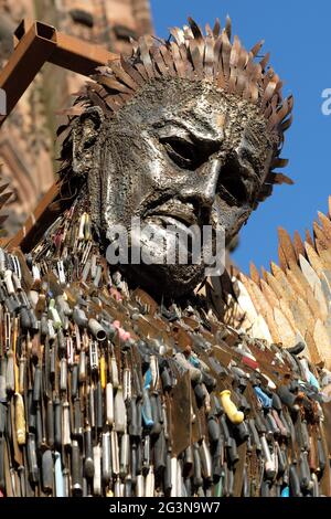 La statua dell'Angelo dei coltelli fuori dalla cattedrale di Hereford - la statua alta 3.5 metri è composta da 100,000 coltelli confiscati dallo scultore Alfie Bradley. Foto Stock