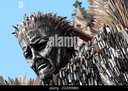 La statua dell'Angelo dei coltelli fuori dalla cattedrale di Hereford - la statua alta 3.5 metri realizzata da 100,000 coltelli confiscati dallo scultore Alfie Bradley. Foto Stock