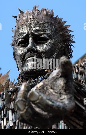 La statua dell'Angelo dei coltelli fuori dalla cattedrale di Hereford - la statua alta 3.5 metri realizzata da 100,000 coltelli confiscati dallo scultore Alfie Bradley. Foto Stock