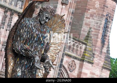 La statua dell'Angelo dei coltelli fuori dalla cattedrale di Hereford - la statua alta 3.5 metri realizzata da 100,000 coltelli confiscati dallo scultore Alfie Bradley. Foto Stock