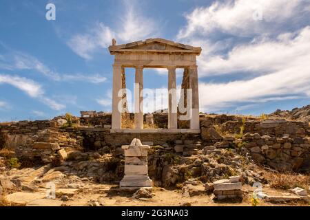 Tempio di Iside ben conservato sull'isola di Delos situato sulla collina sopra l'antica città con cielo blu sullo sfondo, la Grecia. Foto Stock