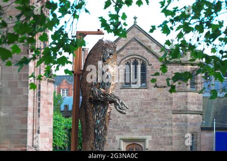 La statua dell'Angelo dei coltelli fuori dalla cattedrale di Hereford - la statua alta 3.5 metri realizzata da 100,000 coltelli confiscati dallo scultore Alfie Bradley. Foto Stock