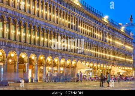 Venezia di notte. Edificio illuminato in Piazza San Marco al tramonto Foto Stock