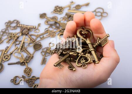 Una manciata chiave in metallo stile retrò come concetto di business Foto Stock