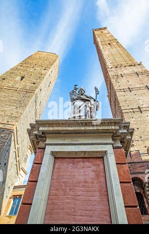 Bologna in Italia con le torri più famose - Asinelli e Garisenda e la statua di San Petronio. Inquadratura angolare, paesaggio urbano Foto Stock