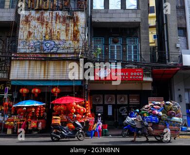 La gente va circa il loro commercio quotidiano a Chinatown, Bangkok, Tailandia Foto Stock