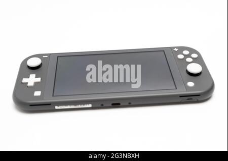 Fuji City, Shizuoka Ken, Giappone - 23 Maggio 2021: Console Nintendo Switch Lite grigia. Isolato su sfondo bianco. Vista frontale. Foto Stock